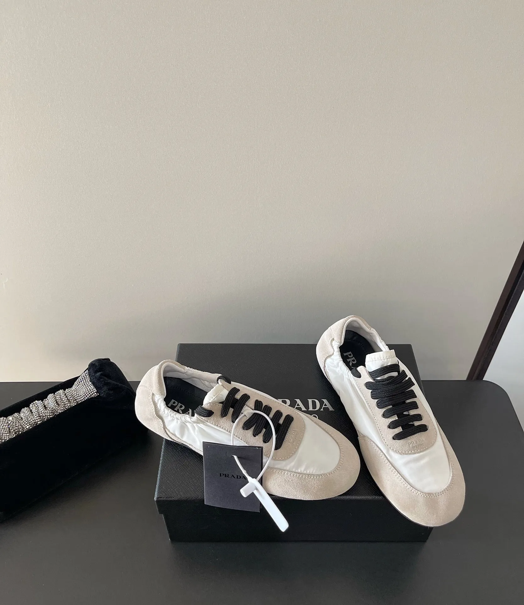 👟👟Ex-factory price 540👟👟 PRADA multi-color comfortable new Dexun ballet shoes in early spring🥂 The original top-quality replica is sold simultaneously at the counter. The fabric is made of specially imported fabrics mixed with Beijing leather. The whole pair of shoes has a very high texture. The lining is cowhide and the original imported rubber sole. The style is simple and fashionable, and the upper feet are very delicate! Color: 11 colors Heel height: flat Size: 35-41 (40 to 41 customized, non-refundable)